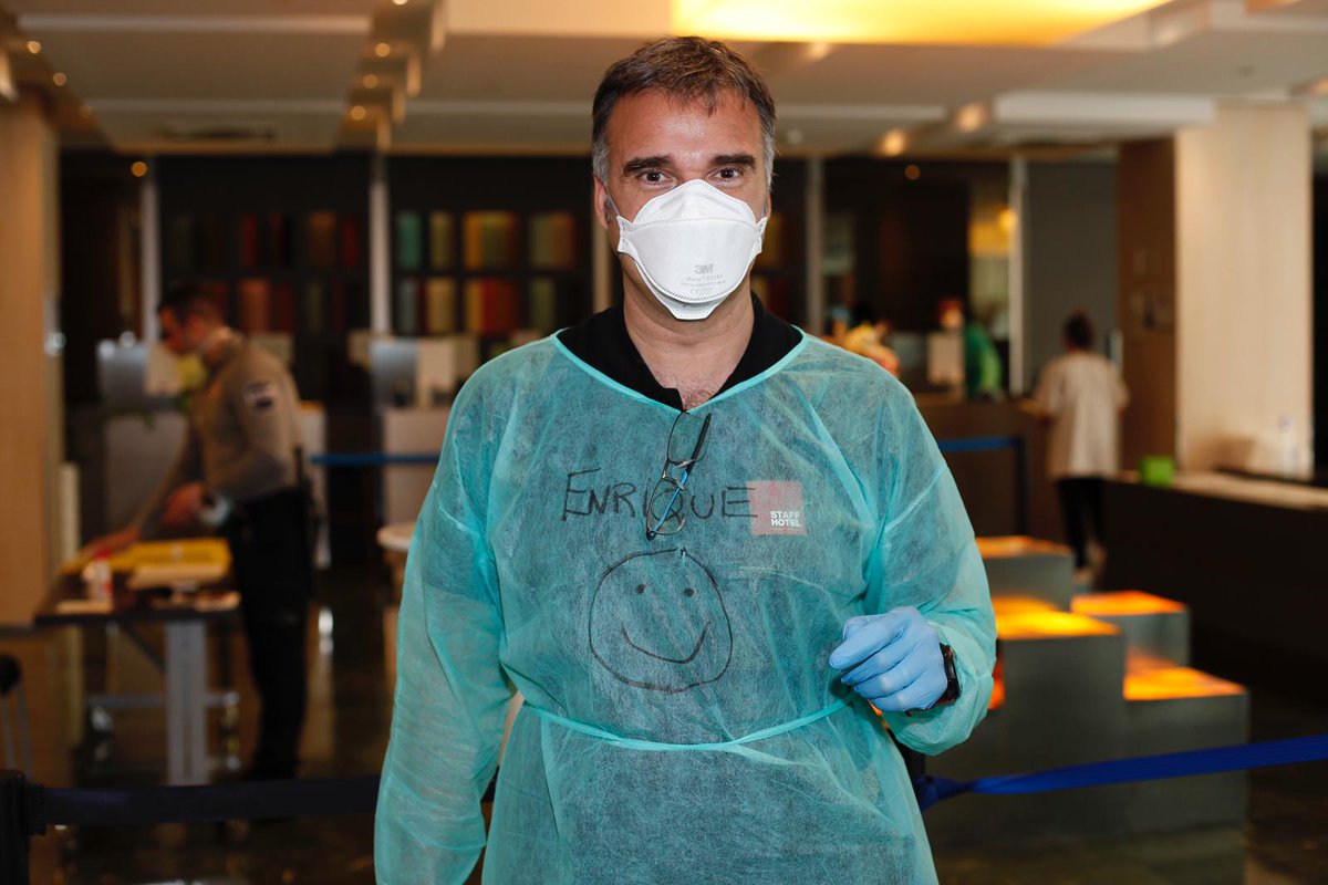 MeliaHotelsInt's tweet photo. No podemos estar más orgullosos de tener compañeros como @Enrique_Aranda_  y todo el equipo del hotel medicalizado @MeliaBcnSarria. ¡Gracias infinitas, héroes! 📷 Eva Padro #TodoSaldráBien https://t.co/TcraVrEIFk
