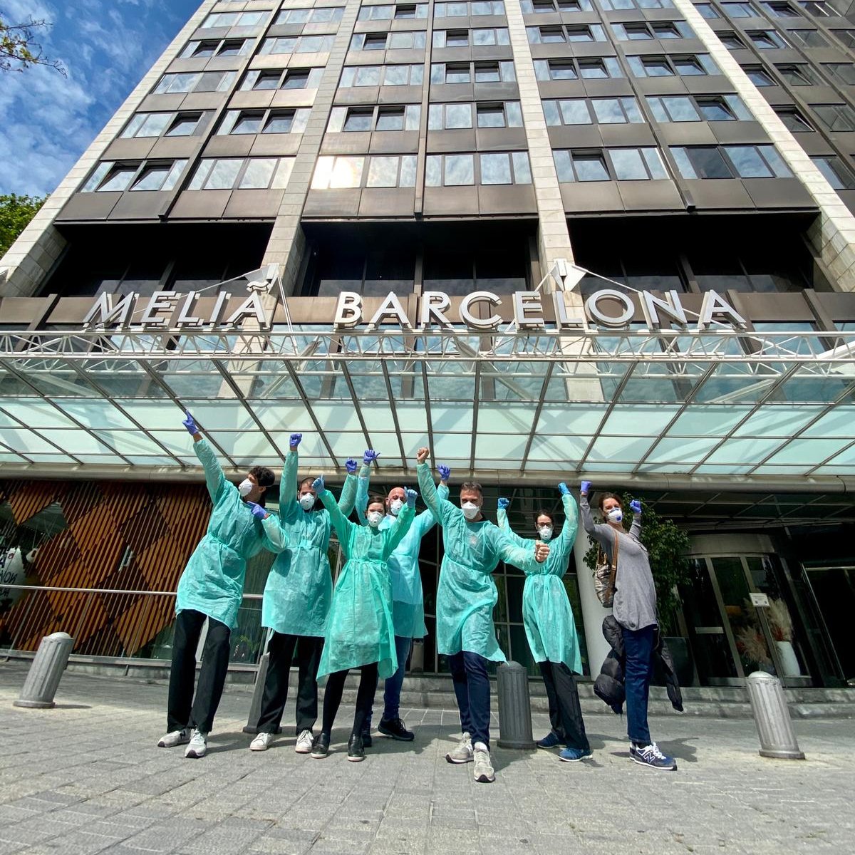 MeliaHotelsInt's tweet photo. No podemos estar más orgullosos de tener compañeros como @Enrique_Aranda_  y todo el equipo del hotel medicalizado @MeliaBcnSarria. ¡Gracias infinitas, héroes! 📷 Eva Padro #TodoSaldráBien https://t.co/TcraVrEIFk