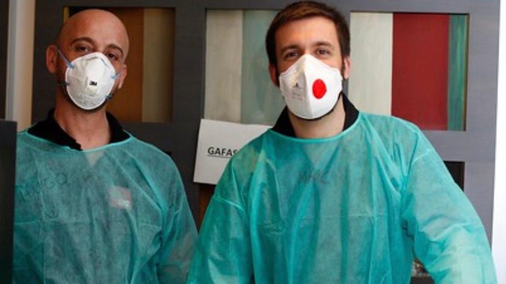 MeliaHotelsInt's tweet photo. No podemos estar más orgullosos de tener compañeros como @Enrique_Aranda_  y todo el equipo del hotel medicalizado @MeliaBcnSarria. ¡Gracias infinitas, héroes! 📷 Eva Padro #TodoSaldráBien https://t.co/TcraVrEIFk