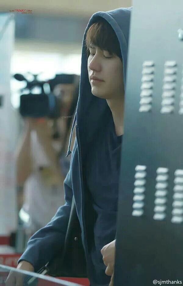 Sleepy Kyuhyun at the airport, nothing new.