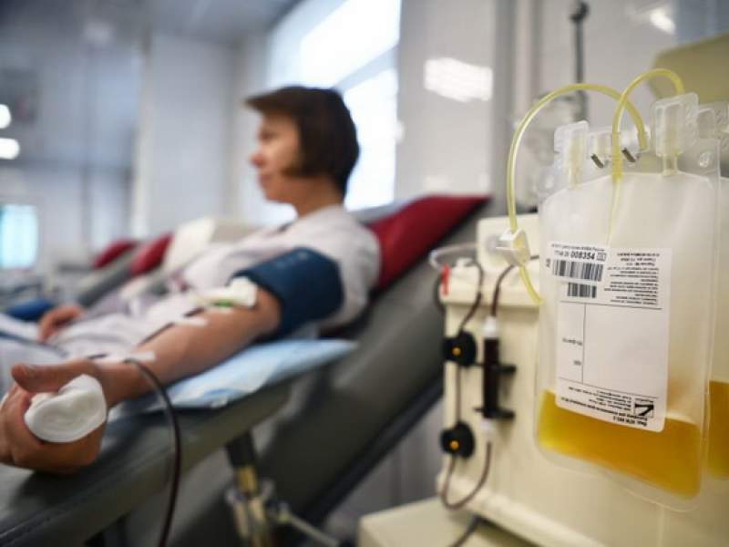 После переливания плазмы крови переболевших COVID-19 трое пациентов выписаны из стационаров, сообщает заммэра Москвы по вопросам социального развития Анастасия Ракова.