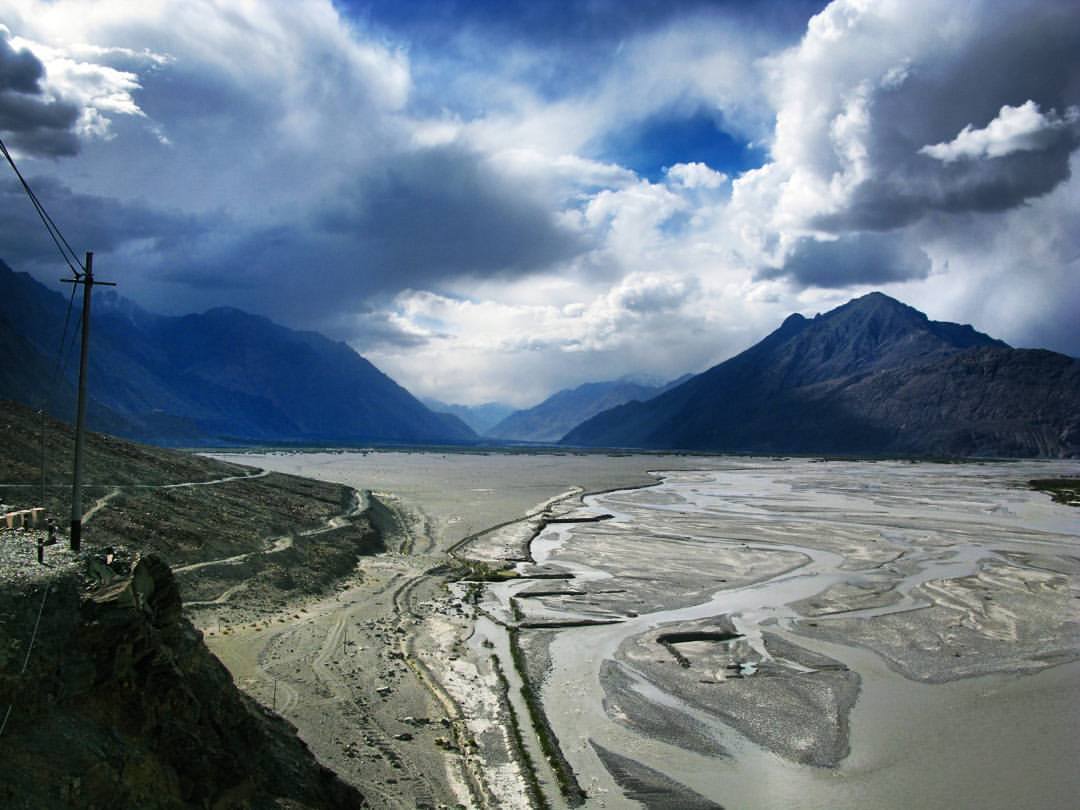 The Glacier is more famous for the dubious distinction of being the highest battlefield in the World. That the name of this River rising from this Glacier means “The River of Death” in the  #Ladakhi/  #Yarkandi language is rather a matter of coincidence and does not stem from the
