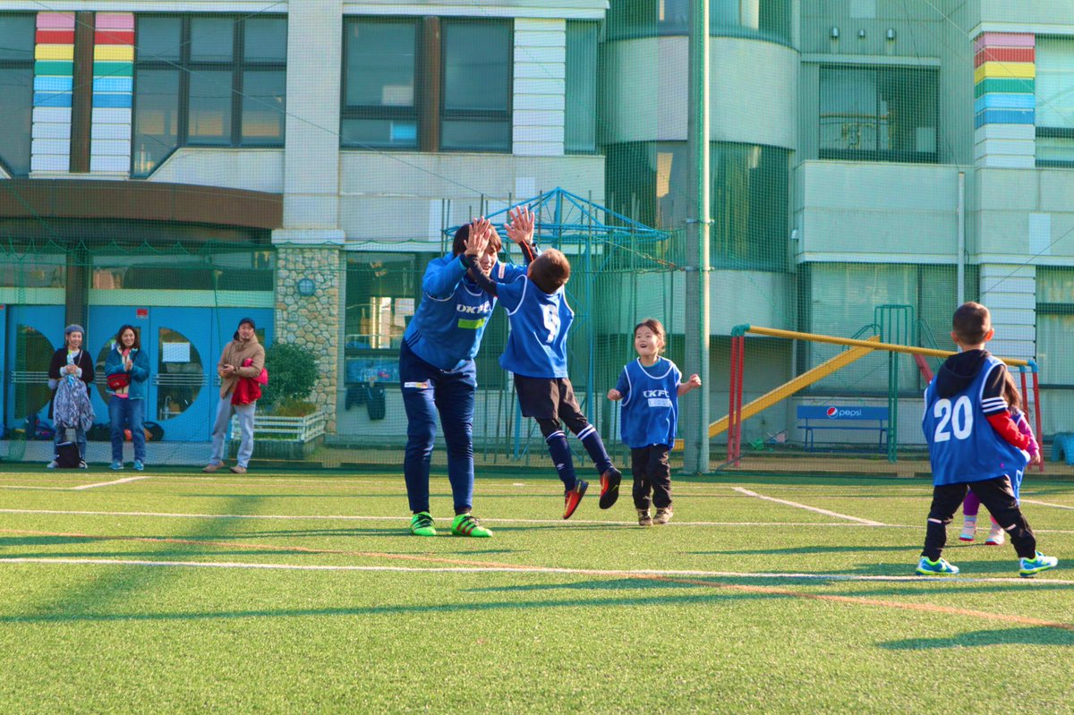 TAKUVLOG1's tweet photo. 「自己紹介」

○小豆島出身
○8歳からサッカーを始め⚽️
○16歳で初海外グアムにホームステイ🇬🇺
○18までサッカーバカ
○受験失敗も体育教育を学びに大学へ
○19歳サッカーコーチへ
○東南アジア旅改めて海外の楽しさに気づく
○20歳インドネシアで400人規模の運動会開催🇮🇩
○死ぬ気で半月100万
○現在 https://t.co/IlqWb5N9Eb