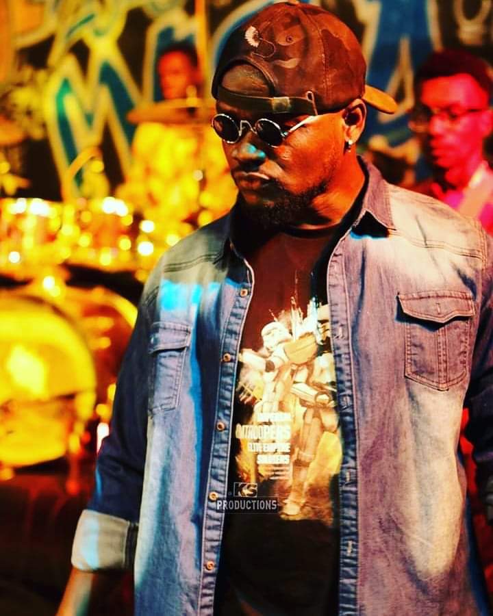 ZonePresse_'s tweet image. L'activiste Setigui Dia répond à DIDI B kiff nobeat suite à sa déclaration sur DEFTY: "Arrêtez de dire aux artistes de baisser le niveau de leur plume pour plaire au grand public qui aime la médiocrité, vous croyez que c'est facile d'être bête Tchrrr"