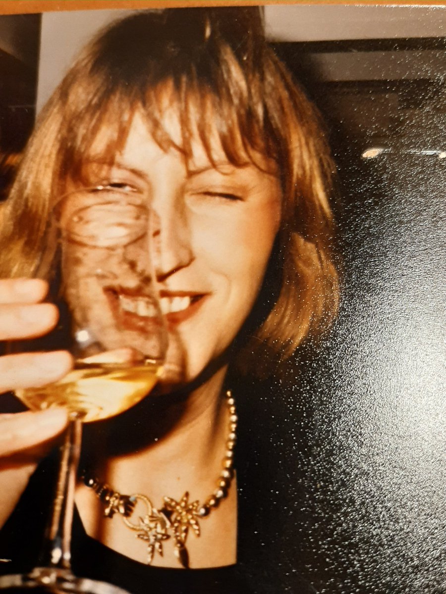 Rinecathe's tweet photo. Alors sautons une dizaine, et passons à #MeAt30.
C'était l'anniversaire de mes 30 ans, et je crois que je n'en étais pas à mon premier verre de la soirée ! 🎂🥂🍾 Hips ! https://t.co/YlHZgmWBtB