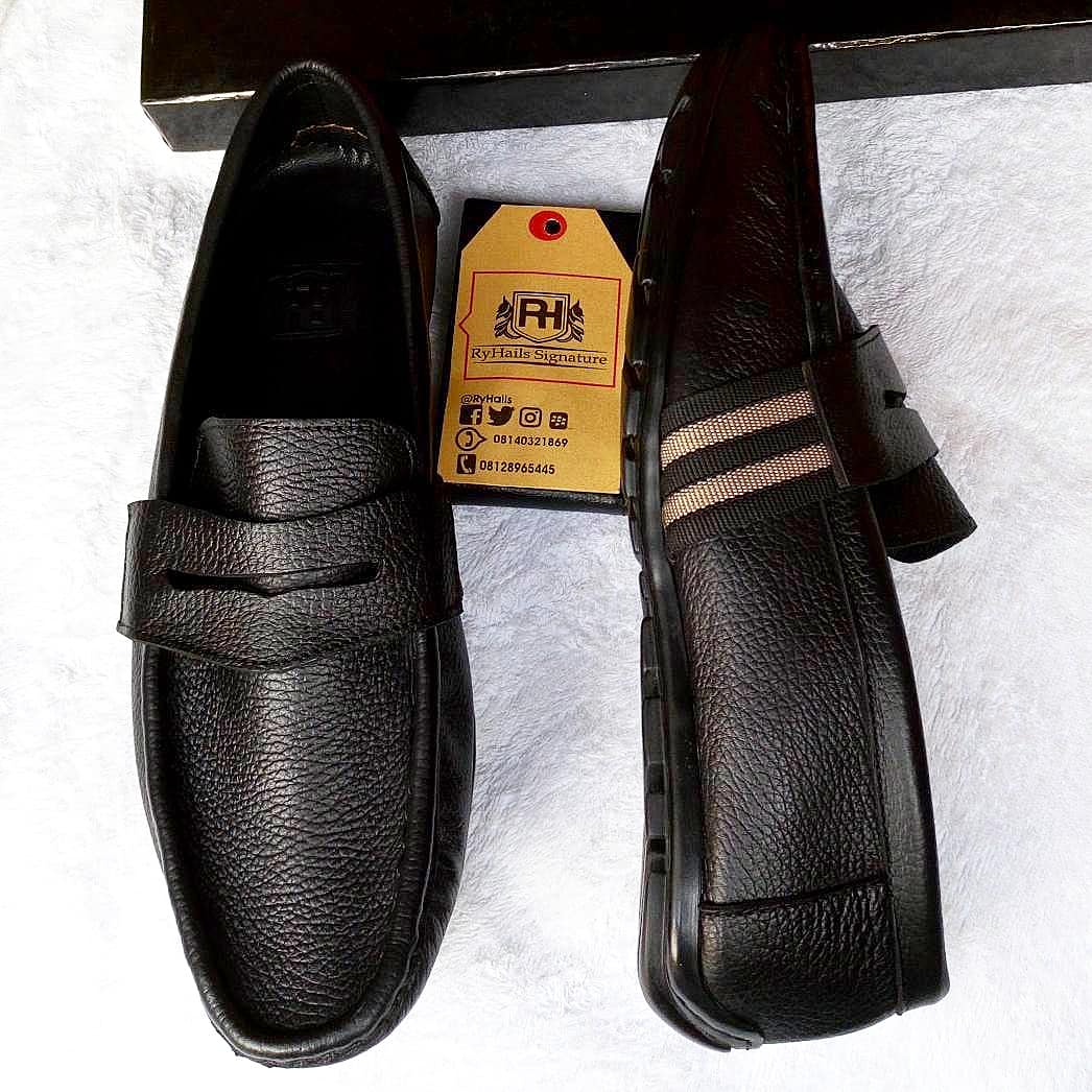 RyHails's tweet photo. Premium grain calfskin leather
Tan leather lining
Slip-on drivers style
Penny design on vamp
Grosgrain side design
Leather topline
Top notch drivers sole
Price: 20k
Shop, make orders & enquiries via DM or #WhatsApp message: 08140321869
#RyHails #MensWear #MensFashion #Style https://t.co/cdG3NZ9O0k