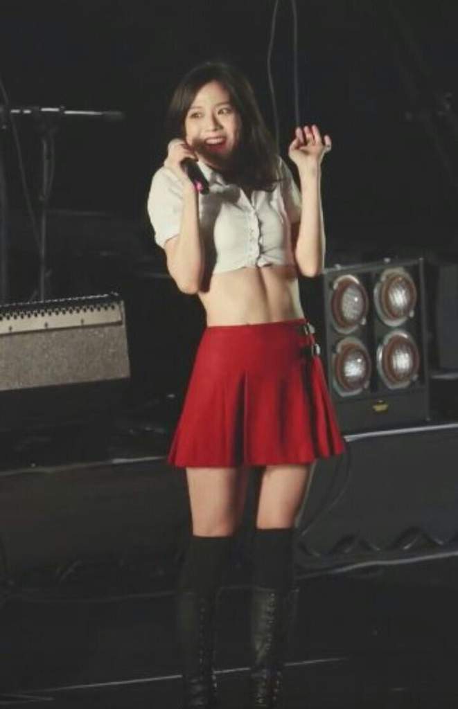 kim jisoo in crop tops ; a kinda long but needed thread 