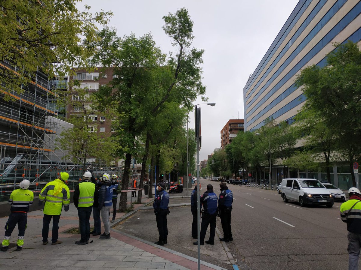 policiademadrid's tweet photo. Dada la complejidad del accidente se ha hecho cargo de la realización del atestado nuestro Grupo de Policía Judicial de Siniestralidad Laboral. 
Se han utilizado técnicas poco corrientes para la inspección ocular como la utilización de una escala de 70 m de @BomberosMad
#UICJ https://t.co/LqDfXiEyyx