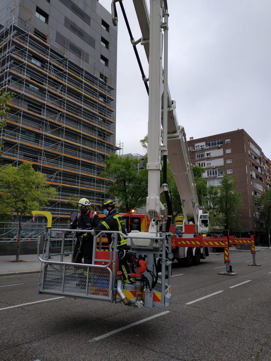 policiademadrid's tweet photo. Dada la complejidad del accidente se ha hecho cargo de la realización del atestado nuestro Grupo de Policía Judicial de Siniestralidad Laboral. 
Se han utilizado técnicas poco corrientes para la inspección ocular como la utilización de una escala de 70 m de @BomberosMad
#UICJ https://t.co/LqDfXiEyyx