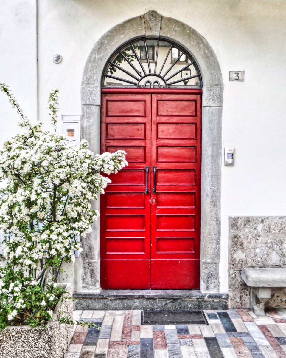Ms_Spritz's tweet photo. There's something about a red door .... #Sarnico #DoorsOfItaly #Lombardia #Italy https://t.co/0GugkppOph