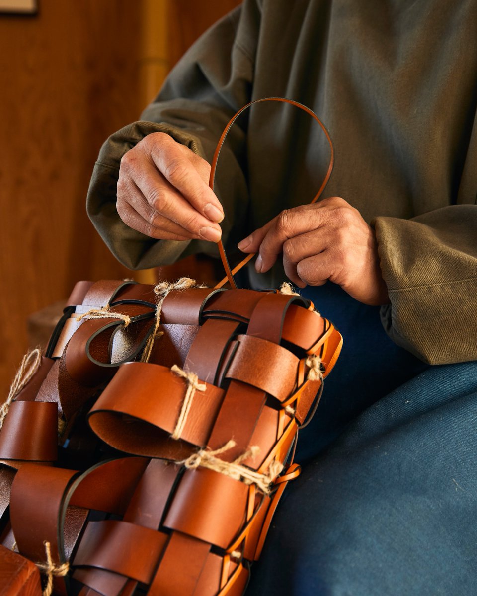 LoeweOfficial's tweet photo. One of the collaborators was with Hafu Matsumoto - a Japanese bamboo-weaver who has dedicated his life to mastering the native material. Deeply reverent of bamboo, he weaves ethereal sculptures that bring out its finest qualities.
#LOEWE #LOEWEprojects https://t.co/2oOwhFEIab