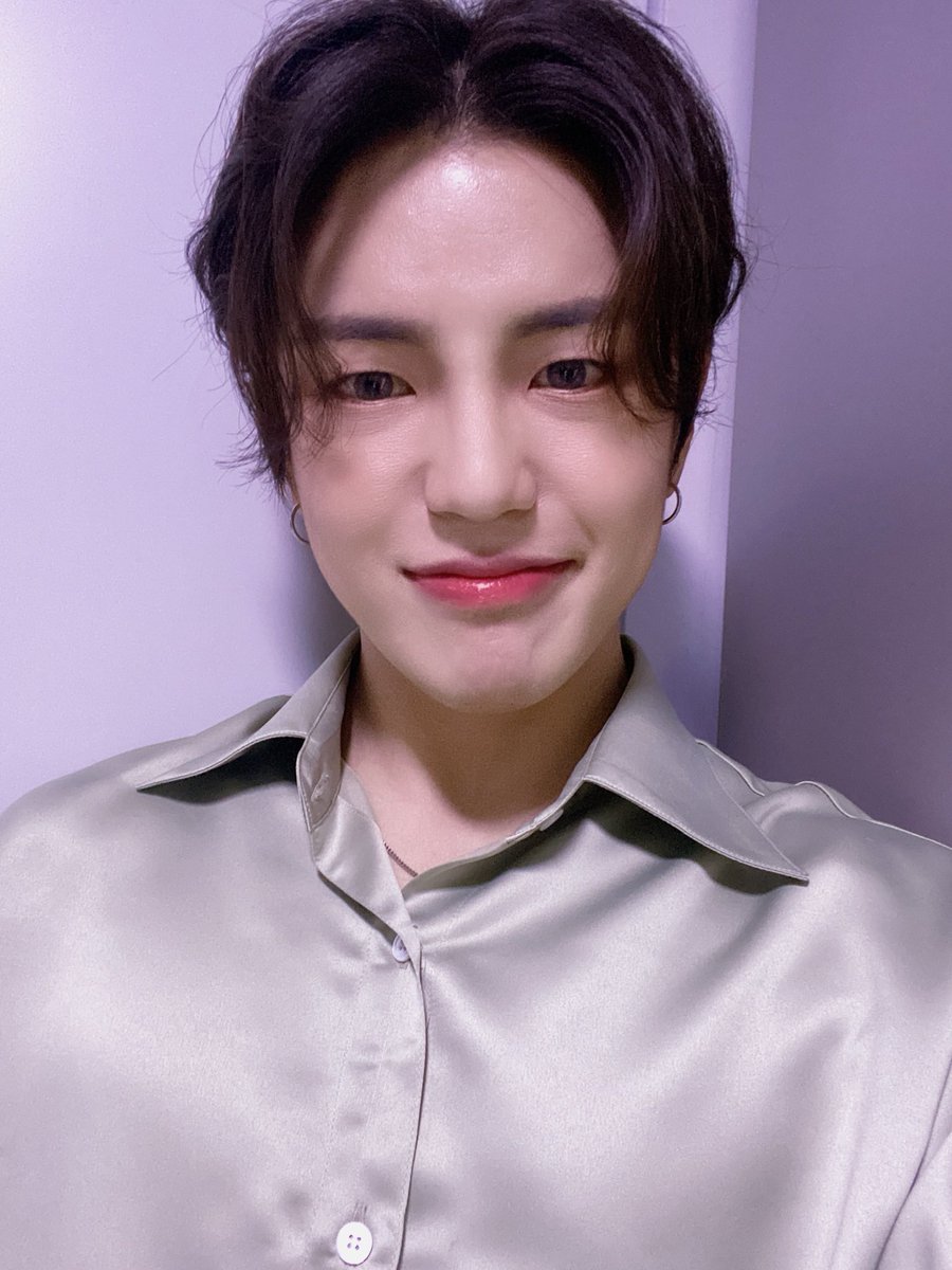 _lighteater's tweet photo. 초이스 더쇼 무대 다들 보셨나요?
오늘도 초이스가 있기에 불태우고 왔습니다!
그리고 저 뒷머리 잘랐어요.
내일은 앞머리도 자를 거예요.
훗
#초이스 #에이스 #첫사랑
#CHOICE #ACE https://t.co/JDMrxdZUEZ