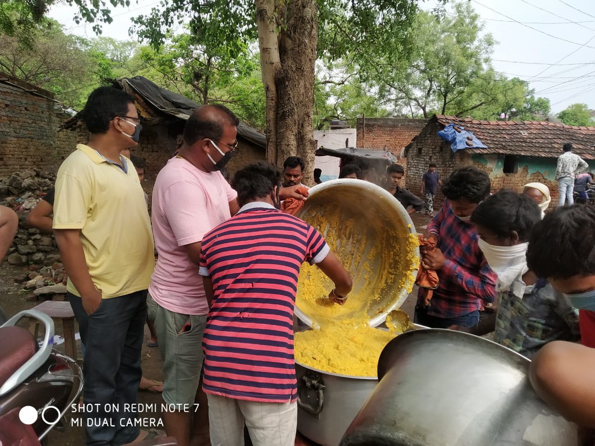 AnjaneyaTrust's tweet photo. स्थानीय संस्थाओं के माध्यम से पका हुआ भोजन बस्तियों में वितरण
@sanjaymadhu14 @SKumar958 https://t.co/MuY8gf1Qk5