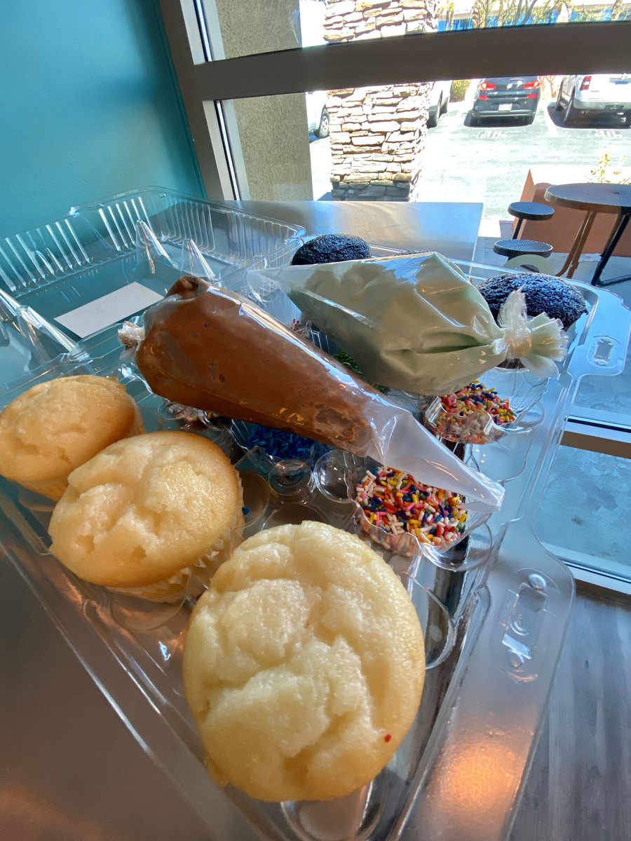 WereOpenLV's tweet photo. Never had a cupcake we didn’t like 🧁 #RetroBakery is now offering Cupcake Kits for a #SWEET #DIY #StayAtHome family activity! 

Kits are $15 👉 More on this story at 6:30AM #GMLV @KTNV https://t.co/6L3cb6q0Sy