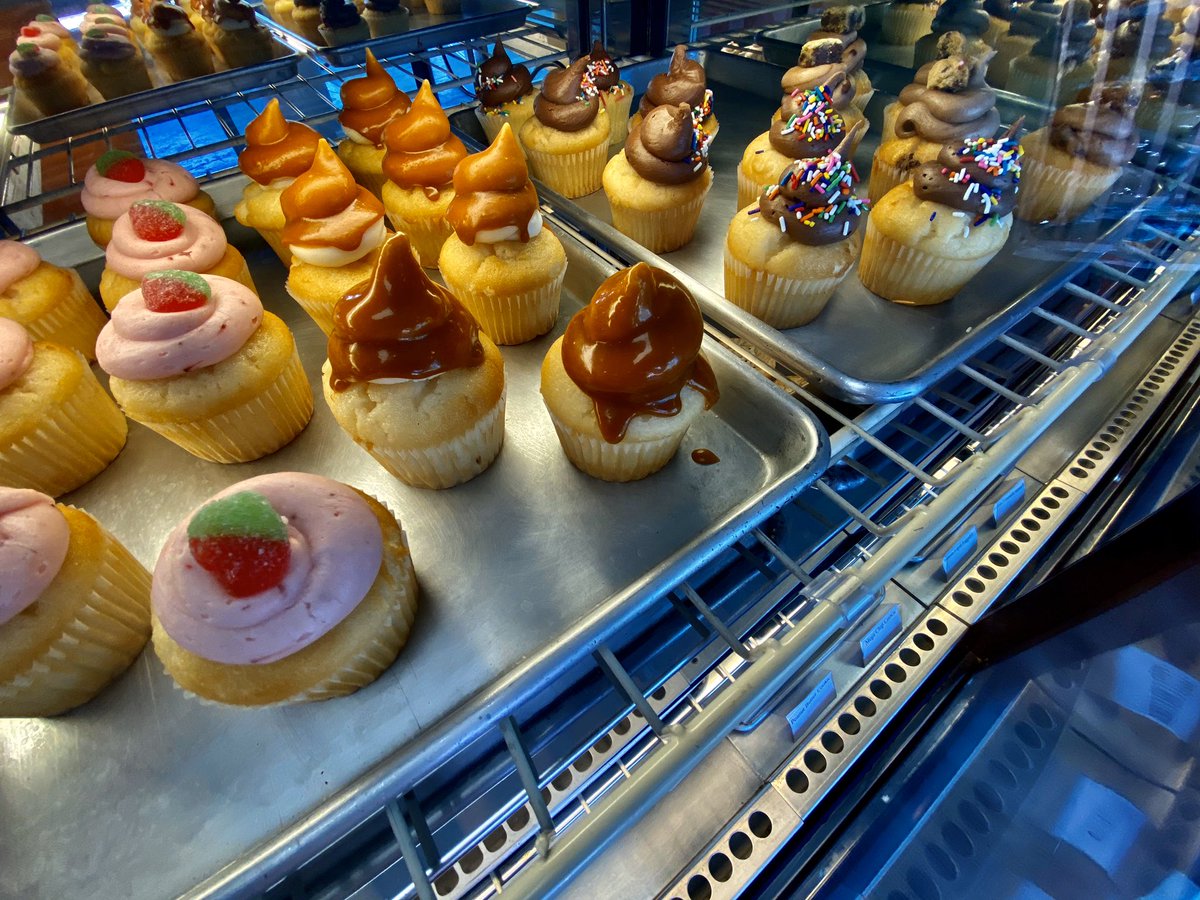 WereOpenLV's tweet photo. Never had a cupcake we didn’t like 🧁 #RetroBakery is now offering Cupcake Kits for a #SWEET #DIY #StayAtHome family activity! 

Kits are $15 👉 More on this story at 6:30AM #GMLV @KTNV https://t.co/6L3cb6q0Sy