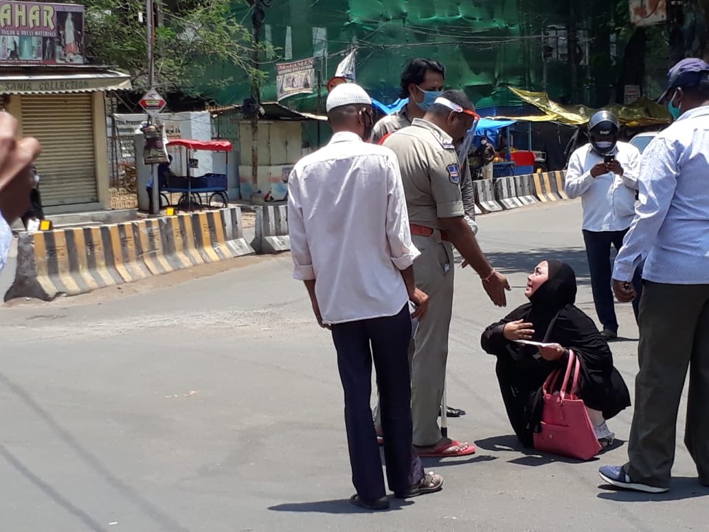 TazeenFareesa's tweet image. If I am not wrong, @TelanganaCMO is giving too much free hand to police during #LockdownExtend.It may develop a massive #hatewave against #KCR Govt which may visible soon.
Controlling #Covid_19india   is necessary but humanitarian behaviour required.