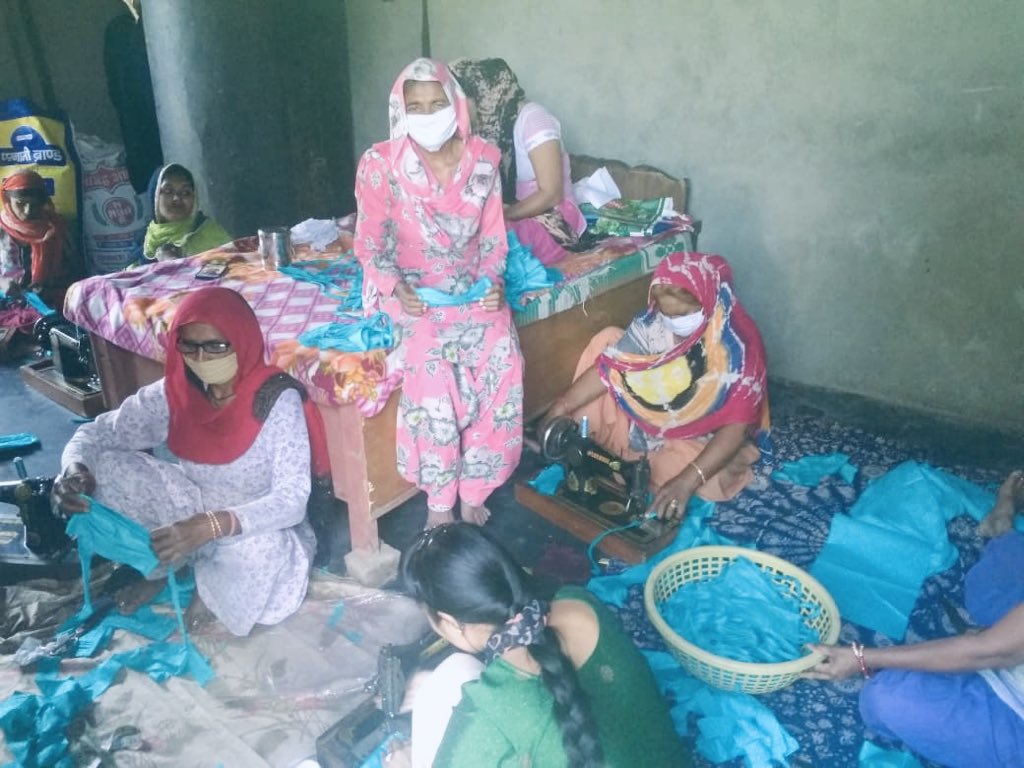 Smritic1234's tweet photo. हरियाणा ग्रामीण आजीविका मिशन(HSRLM)के माध्यम से खरखौदा मेंSHG से जुड़ी महिलायें मास्क का निर्माण कर रहीं।बड़ी संस्थाएँ व कंपनियाँSHGसे मास्क ख़रीद इनके रोज़गार को प्रोत्साहित करें,आपका सहयोग अपेक्षित है #wearhandmademask 
@cmohry @SonipatDc @YuvaHaryana @mlkhattar @HaryanaTweets https://t.co/3kBgK0EU1n