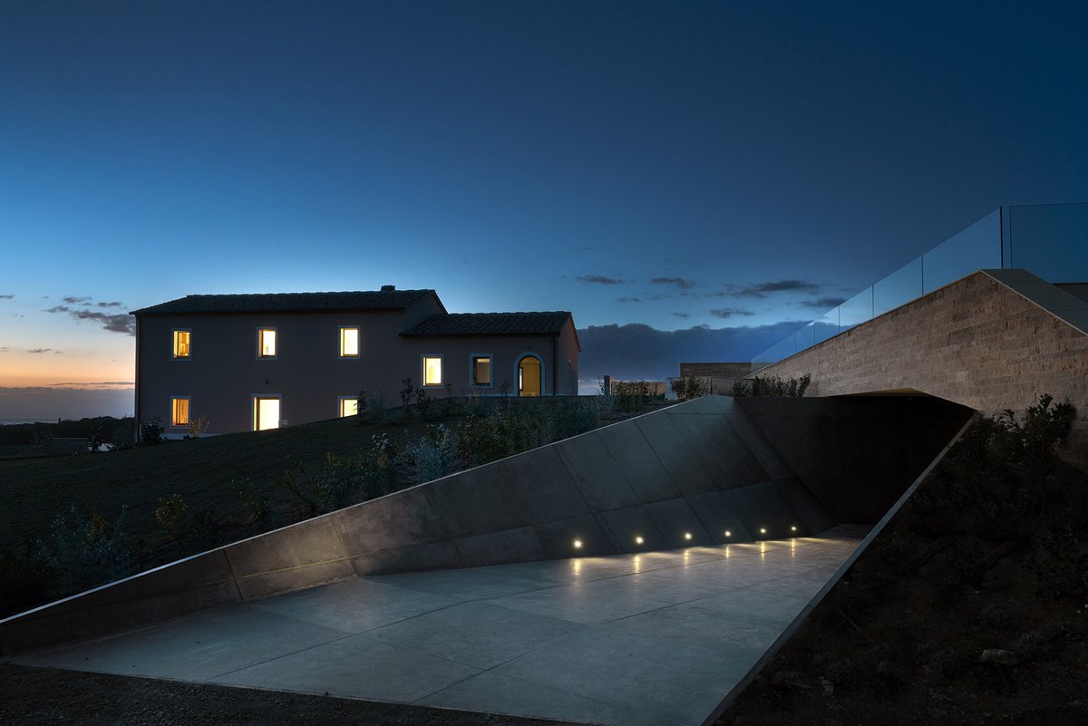 iGuzzini's tweet photo. Stunning joints of volumes and grooves to create an evocative play of light and shadow that transports visitors to the world of #Masseto wine. #iRound luminaires have been chosen by @zitomori_ who created a wine-focused architectural design. More > https://t.co/UcUrmcwiNr https://t.co/qhsNUlSle3