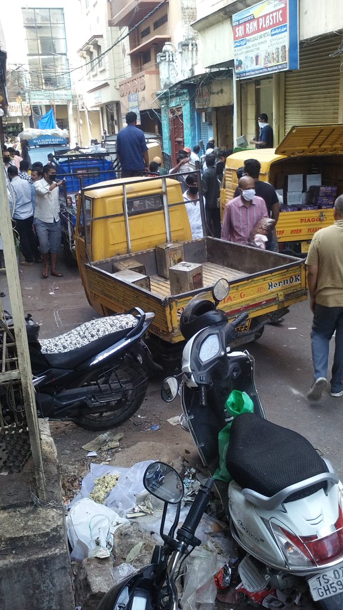 sunilsharma7842's tweet photo. @hydcitypolice 
not #Social_Distancing  in begum Bazaar kirana market #coronavirusinindia https://t.co/Yx2IhTxfZC