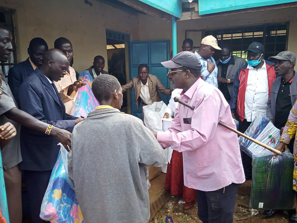 Tuko_co_ke's tweet photo. West Pokot County Government distributes food and non-food to people affected by the recent Chesegon flash floods and mudslides.
The search for missing persons is ongoing in the area.
Photos: @Johnlonyangapuo
#tukonews #Chesegon #floods #Kenya https://t.co/dOJyMxBjpB