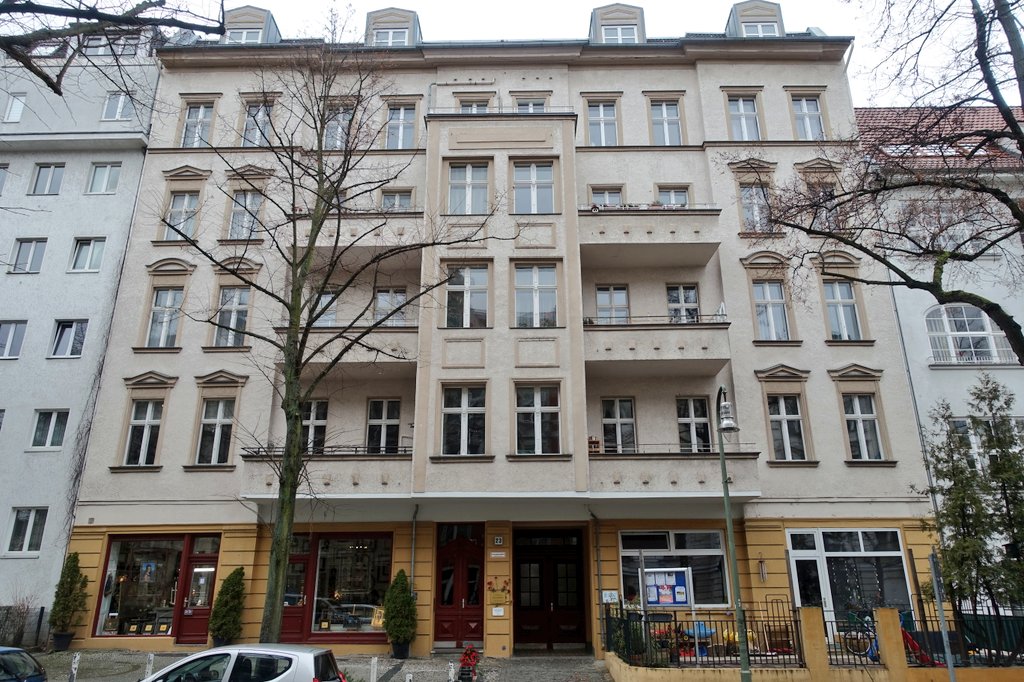 63a\\ In October 1899, Luxemburg found a new home just around the corner, at Wielandstraße 23, where she would live for a bit more than two years (board and lodging for 80 Mark). The house still stands and has a memorial plaque.