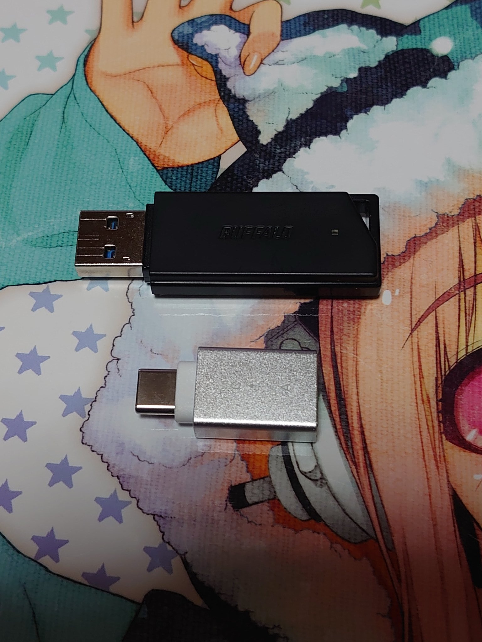 スナイパーシリウス Ps4の貯まったスクショをスマホに移動 ダイソーの100円アダプターが便利 Usbメモリはバッファローの32g 8円のを使ってます Ps4のスクショや動画をスマホに移したり Ps4に音楽や画像を転送したりを1000円で出来るなら安いと思います