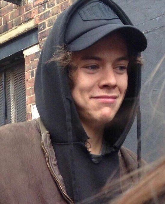 to bright up ur day here’s a adoreble thread of harry