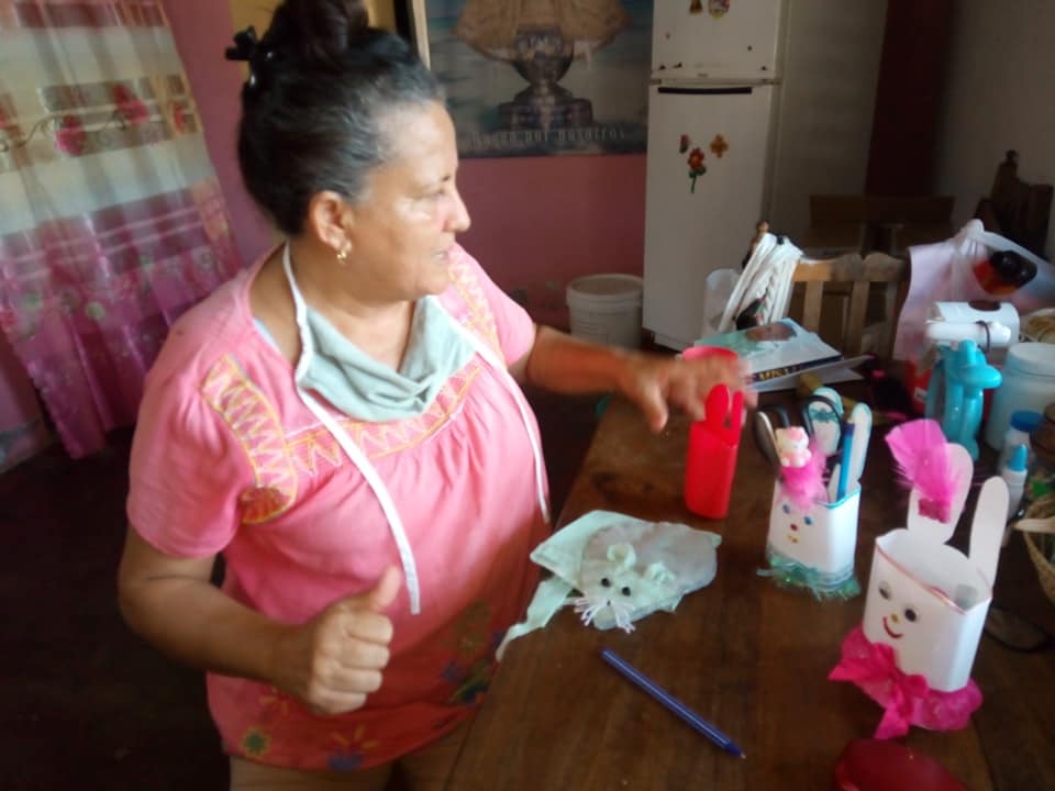 MediaPlayita's tweet photo. @oneliocc @Deguantanamo @DiazCanelB Milvian Delgado, Directora del Museo 11 de abril en #Cajobabo, bisnieta de Salustiano Leyva ,combatiendo la ansiedad que le provoca quedarse en casa para evitar la COVID 19 .Palmas para esta creadora de #Imías https://t.co/TQve3ACy1c