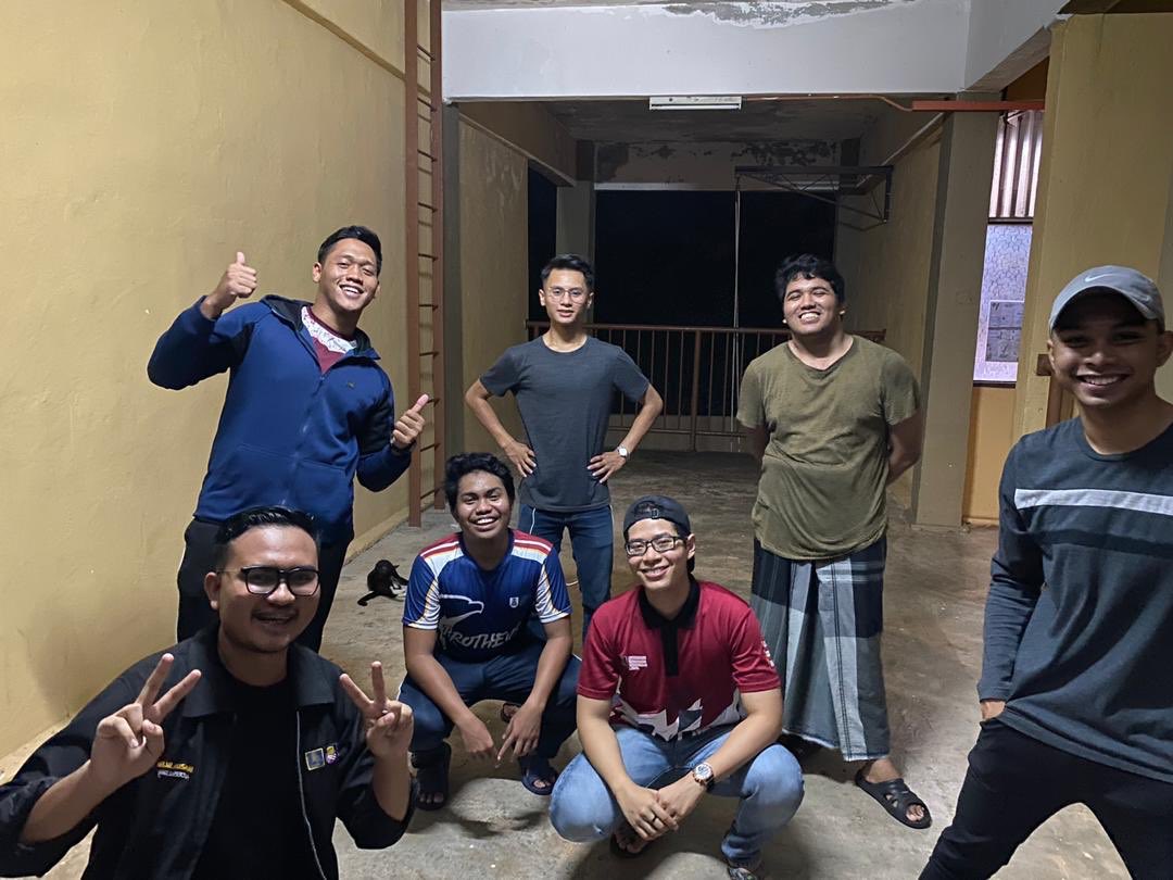 helmihusaini_'s tweet photo. Birthday Prank to April Babies yang Stranded dekat kampus !!  @uitmperlismpp  #mppcare #hepcare #uitmperliscare https://t.co/5UHvjEd8zk