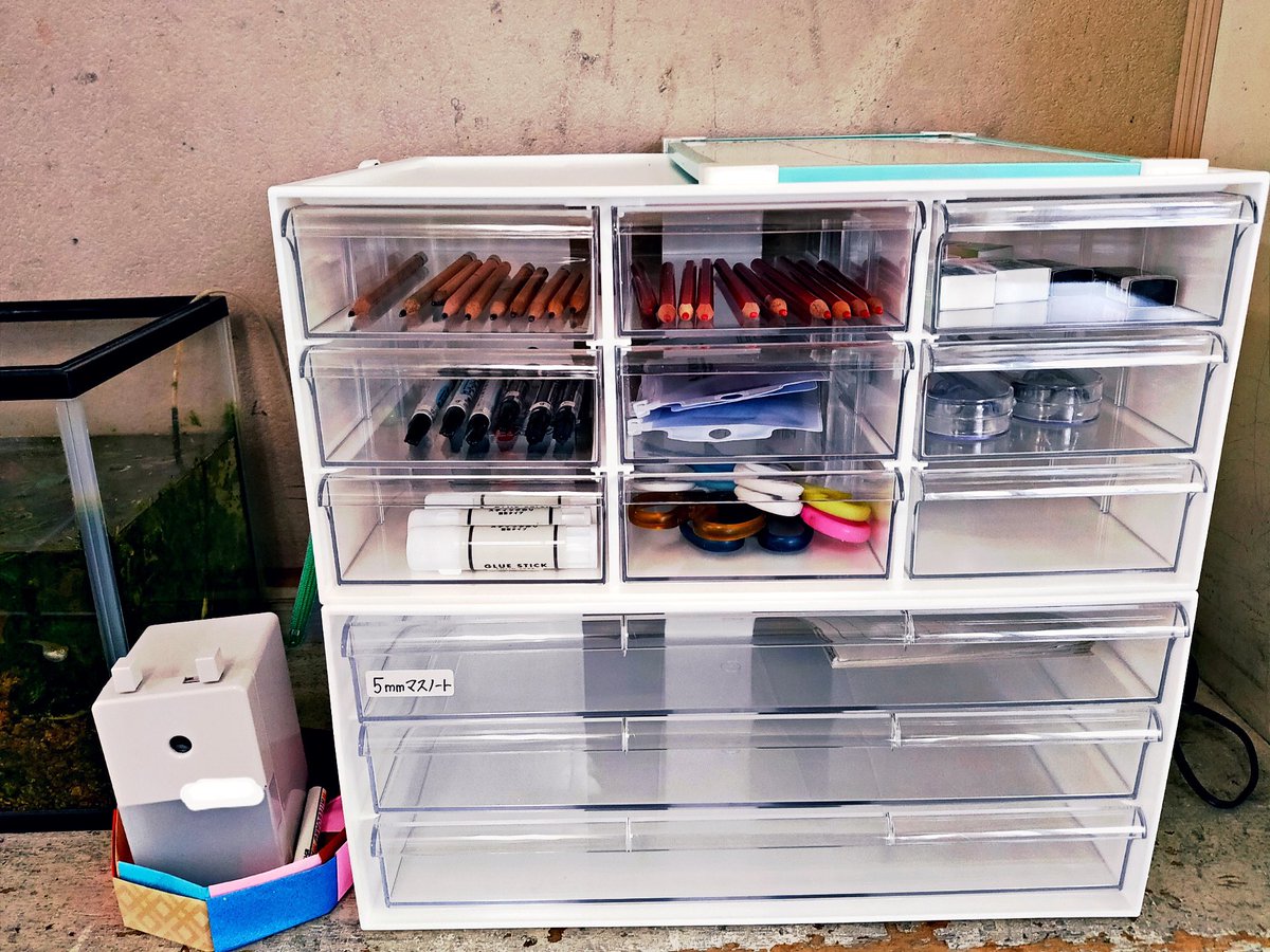 佐一 小学校の先生 忘れ物レンタルボックス 名前と借りた物をホワイトボードに書く 借りた時よりきれいに返す 感謝の言葉も忘れず 経験上 忘れたら 叱るのではなく 親切に貸してあげたほうが忘れ物は圧倒的に減ります その姿をみんなに