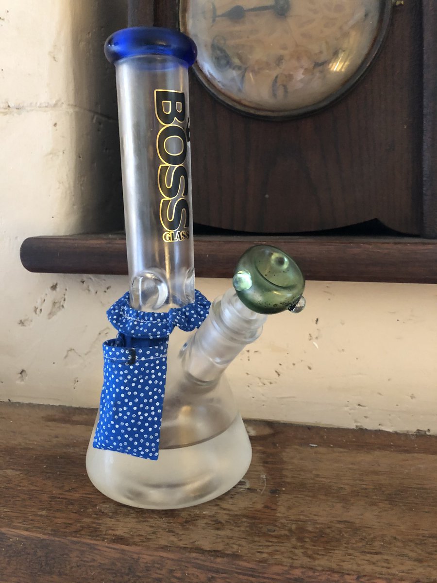 bong_pocket's tweet photo. Customer satisfaction is our forte and we have customer pics to prove it 😏 check out this adorable blue dot #bocket and order yours today 🤩 #Mmemberville #bongpocket #CannaFam #CannabisCommunity #stonergirls #StonerFam #StonerLife https://t.co/0HmG67r3n1