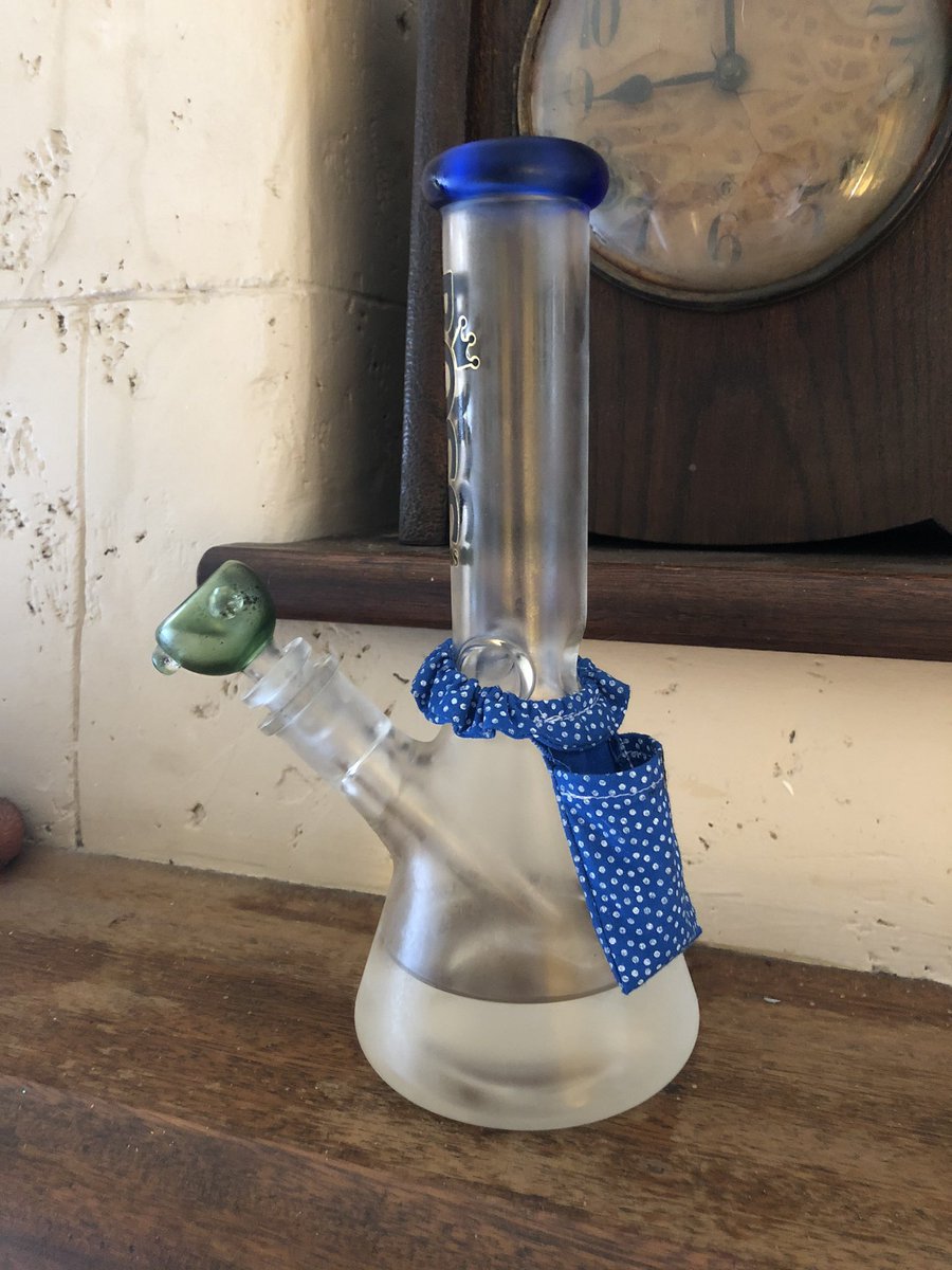 bong_pocket's tweet photo. Customer satisfaction is our forte and we have customer pics to prove it 😏 check out this adorable blue dot #bocket and order yours today 🤩 #Mmemberville #bongpocket #CannaFam #CannabisCommunity #stonergirls #StonerFam #StonerLife https://t.co/0HmG67r3n1