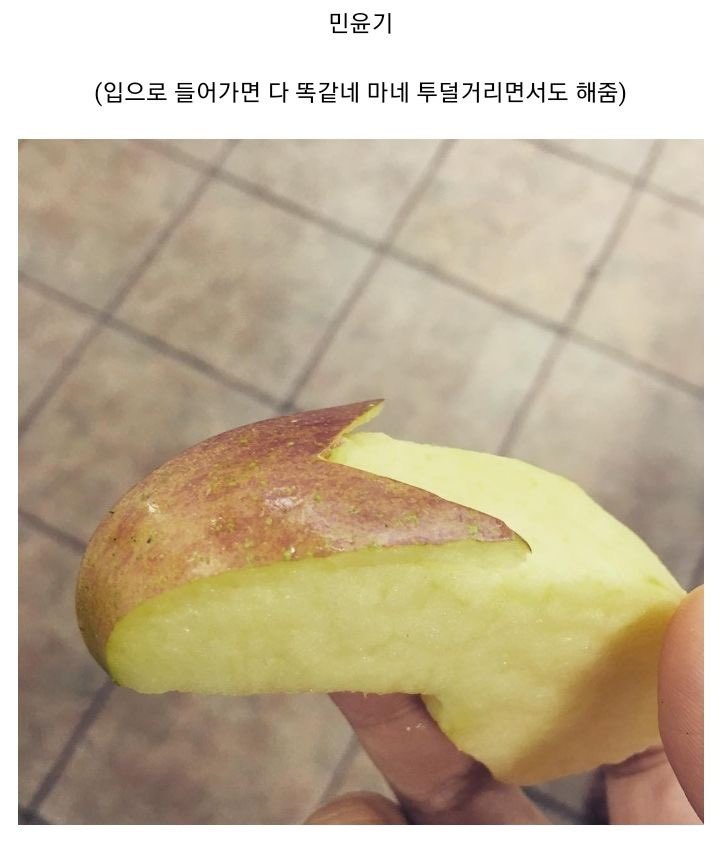 potbbang's tweet photo. 아 슙뷔...ㅠ 딸랑구가 사과토끼 깎아달라고 민윥 엄청 조를 듯... 김턔한테는 절대 그런 거 해달라고 안 하는 딸램ㅋㅋㅋㅋㅋㅋㅋㅋ

- 압빠 쩌번에 겨론식 갔을 때 토끼사과 해조! 토끼사과!
- 공주. 입에 들어가면 다 똑같다. (그러면서 깎아주고 있음) https://t.co/5jUHzni0kw