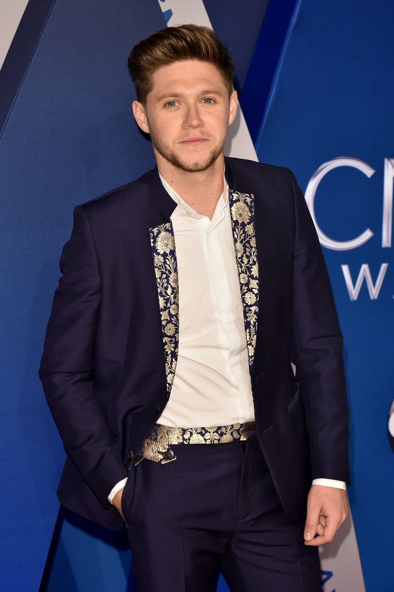  appreciation thread for Niall in a suit 