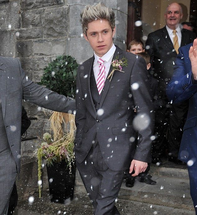  appreciation thread for Niall in a suit 