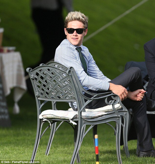  appreciation thread for Niall in a suit 