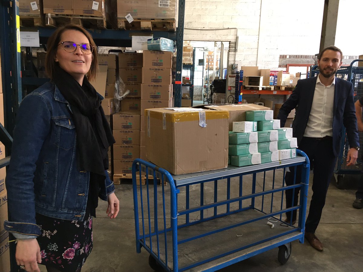 Linkable_HDF's tweet photo. Lundi hôpital Victor Provost @roubaix
une goutte d’eau dans l’océan des besoins actuels pour vous qui êtes en action, nous espérons que notre contribution vous permettra de travailler plus sereinement.
 #solidarité #covid19 #personnelsoignant #masquesChirurgicaux #hautsdefrance https://t.co/NpwEJs5TD0