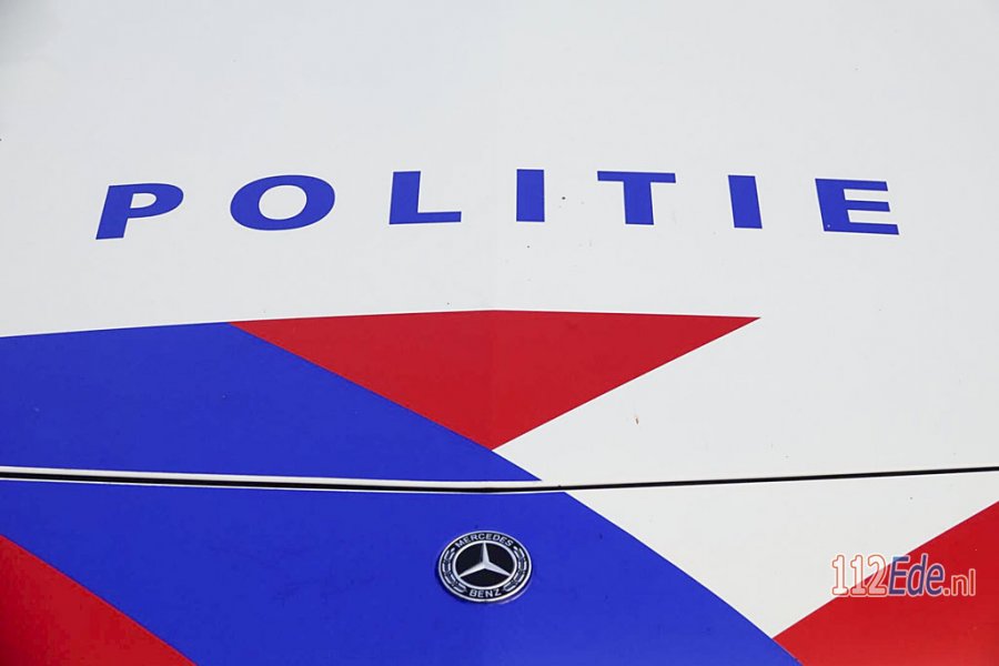 Mannen op scooter grijpen tijdens voorbijrijden tas van bagagedrager in #Bennekom. 112Ede.