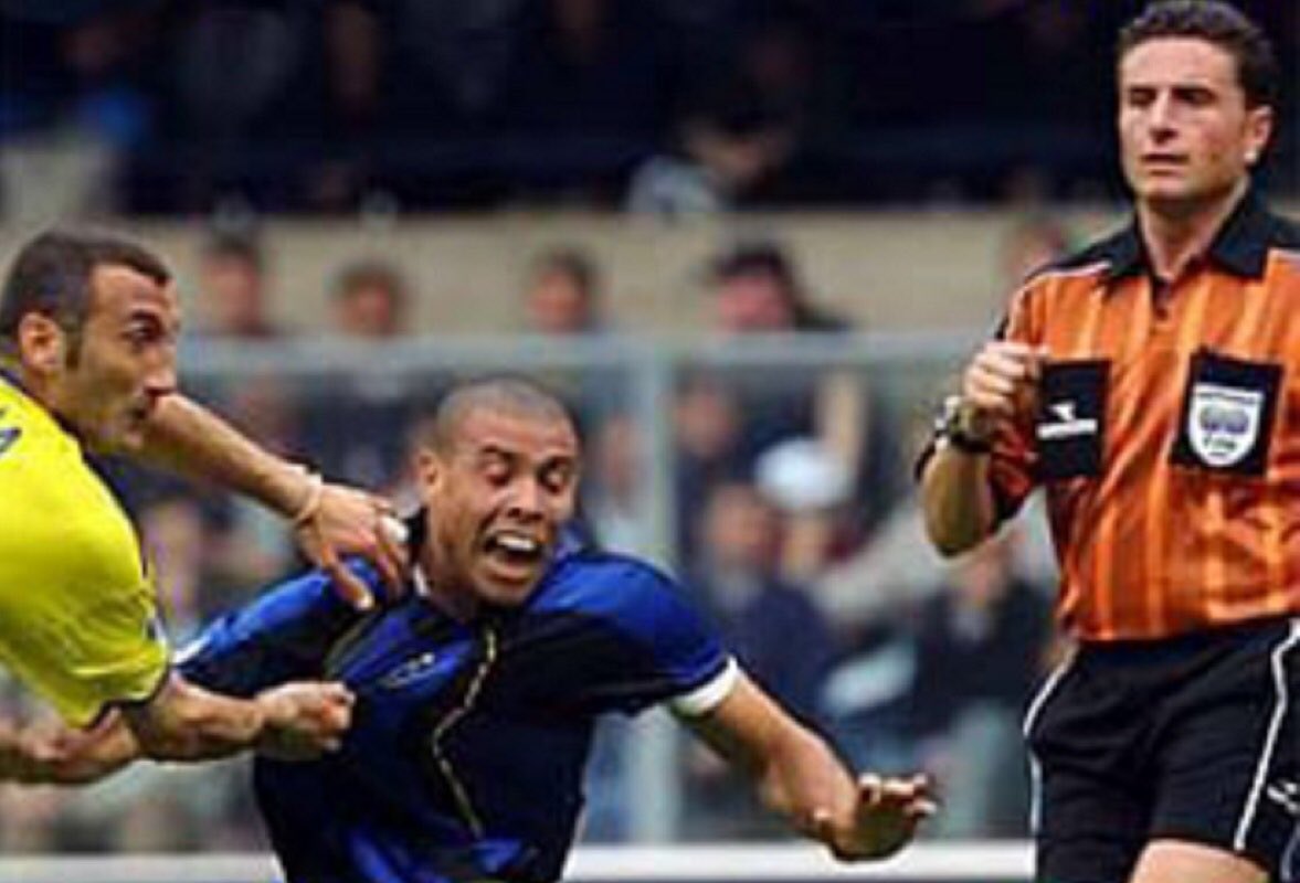 pisto_gol's tweet photo. Il 21 aprile 2002 successe che in Chievo-Inter, dopo aver annullato un gol a Ronaldo per fuorigioco inesistente, l’arbitro De Santis non fischiasse il calcio di rigore per questo abbraccio di D’Anna a Ronaldo. Basta questo per capire cosa succedeva in quegli anni #Calciopoli https://t.co/FzA0F6QTK4