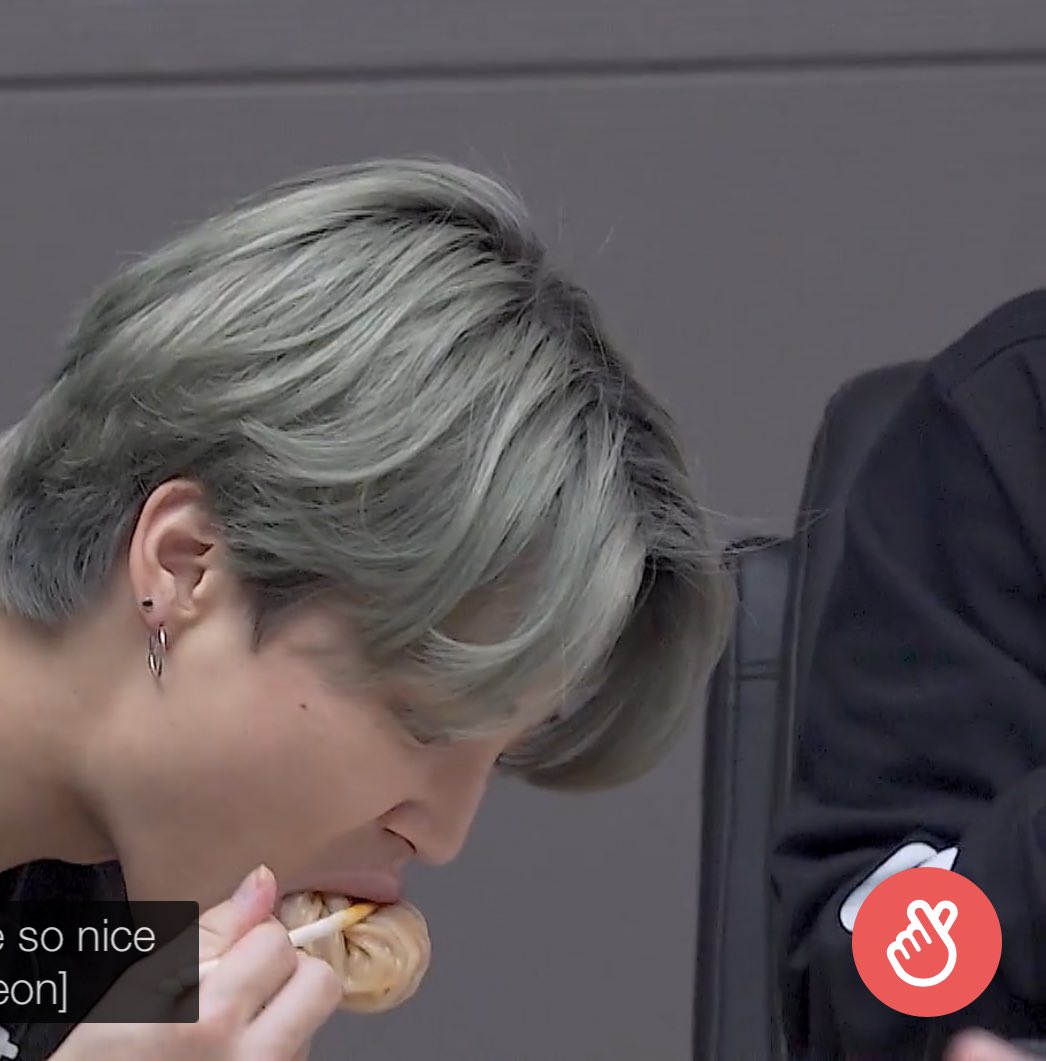There were two different kinds of mandu[dumplngs] they had galbi mandu and what looked to be bao [round dumpling]  #WhatBTSAte  #EatWhatBTSAte  @BTS_twt