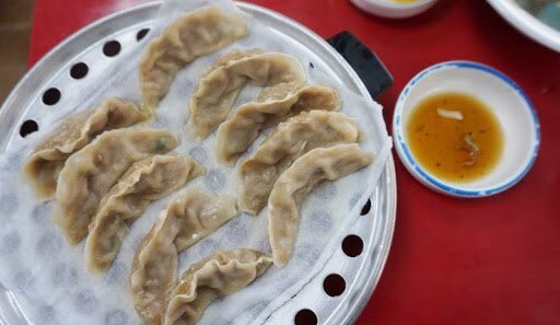 There were two different kinds of mandu[dumplngs] they had galbi mandu and what looked to be bao [round dumpling]  #WhatBTSAte  #EatWhatBTSAte  @BTS_twt