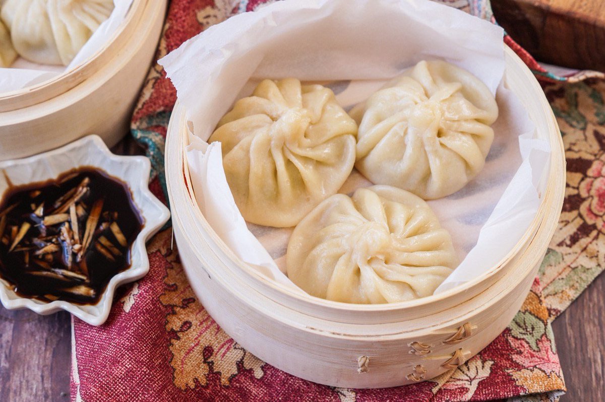 There were two different kinds of mandu[dumplngs] they had galbi mandu and what looked to be bao [round dumpling]  #WhatBTSAte  #EatWhatBTSAte  @BTS_twt
