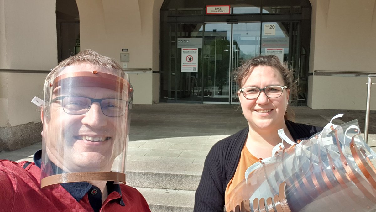 HilfHelfern's tweet photo. 10 spendenfinanzierte, von #Help4Helpers-Freiwilligen mit privaten 3D-Druckern hergestellte Gesichtsschilde bei der @muenchenklinik abgegeben. Wir sind auf die Reaktionen und Verbesserungsvorschläge der Nutzer*innen gespannt. https://t.co/SOp8Np0CYd