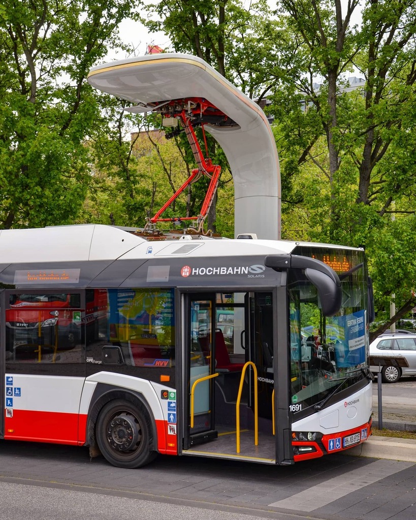 thomas_chaffaut's tweet photo. Hamburg : Recharge rapide des batteries pour cet Urbino 12 IV électrique de la Hochbahn. (26.04.2019)
Hamburg, Germany 🇩🇪 : Quick charge for the batteries of this electric Urbino 12 IV from Hochbahn.
#Hamburg #Deutschland #HHA #Hochbahn #Solaris #Urbin… https://t.co/kOmKTfCmKS https://t.co/kRnewmElIu