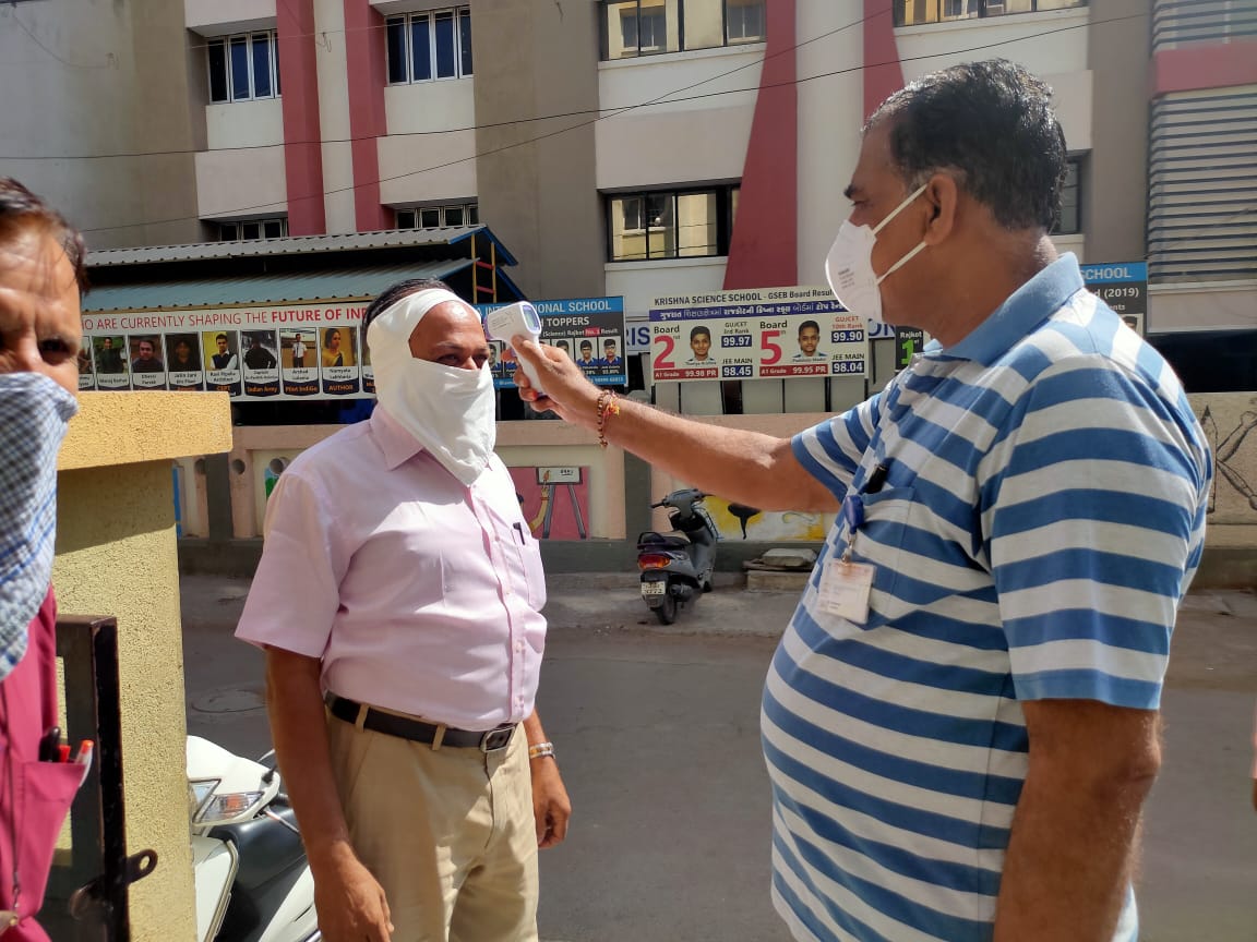 rsupadhyaydeo's tweet photo. મધ્યસ્થ મુલ્યાંકન કેન્દ્ર પર ઉત્તરવહી ચકાસણી કરતા શિક્ષકો તથા ફરજ બજાવનાર સુરક્ષા કર્મચારીઓ ની આરોગ્ય ચકાસણી https://t.co/rgj6oSXoVy