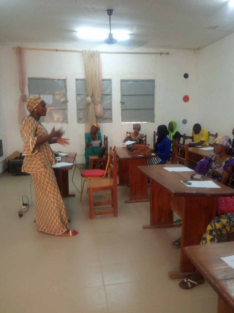 MayangDidja's tweet photo. Renforcement delà capacité des jeunes filles comme leader d'opinion tenue au centre de la promotion femme famille de Maroua
#JeMengage 
@EqualAccessCmr 
@Voix2Paix 
Pour une autonomie parfaite https://t.co/q7d5yFZhXv