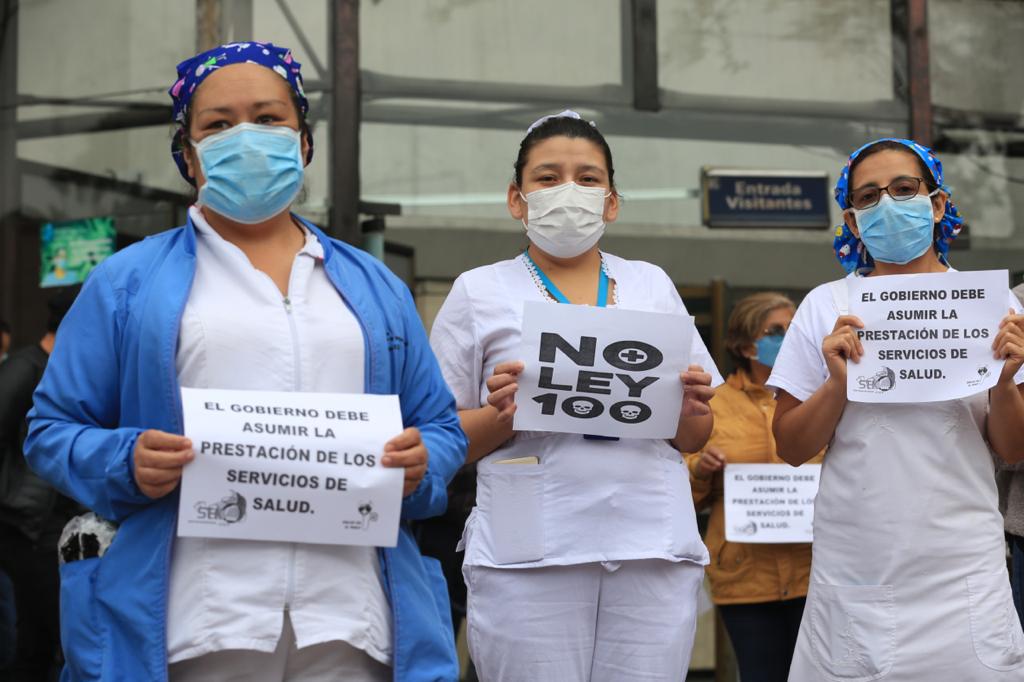 ELTIEMPO's tweet photo. #Bogotá | El personal de salud del Hospital de Kennedy se manifestó a las afueras del centro médico por la falta de insumos de bioseguridad, contratos de OPS y la ley 100. 

Foto: @CesmelA https://t.co/kIR6tov6bt