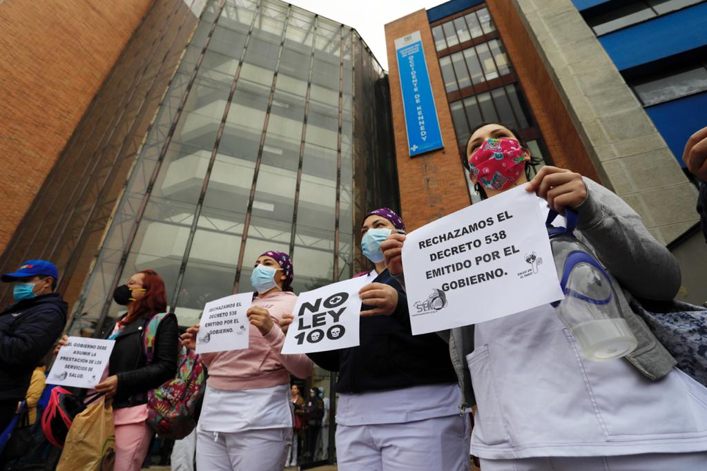 ELTIEMPO's tweet photo. #Bogotá | El personal de salud del Hospital de Kennedy se manifestó a las afueras del centro médico por la falta de insumos de bioseguridad, contratos de OPS y la ley 100. 

Foto: @CesmelA https://t.co/kIR6tov6bt