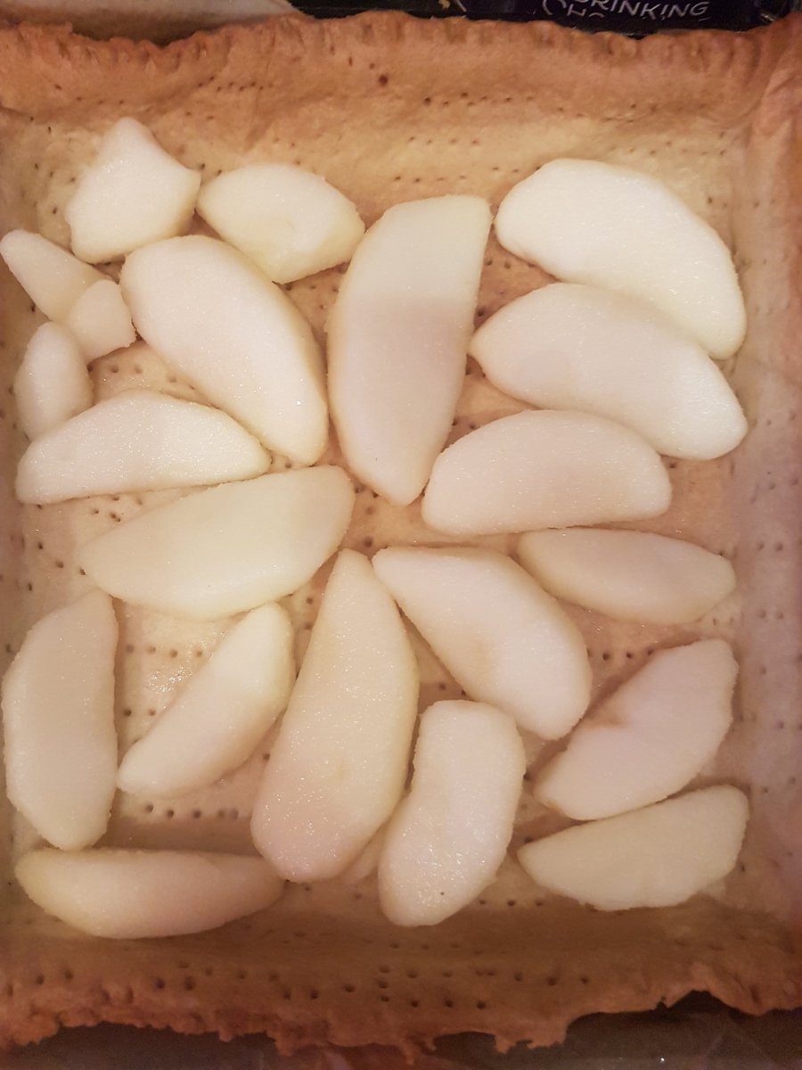 Line your cooled down pastry base with frozen apple slices