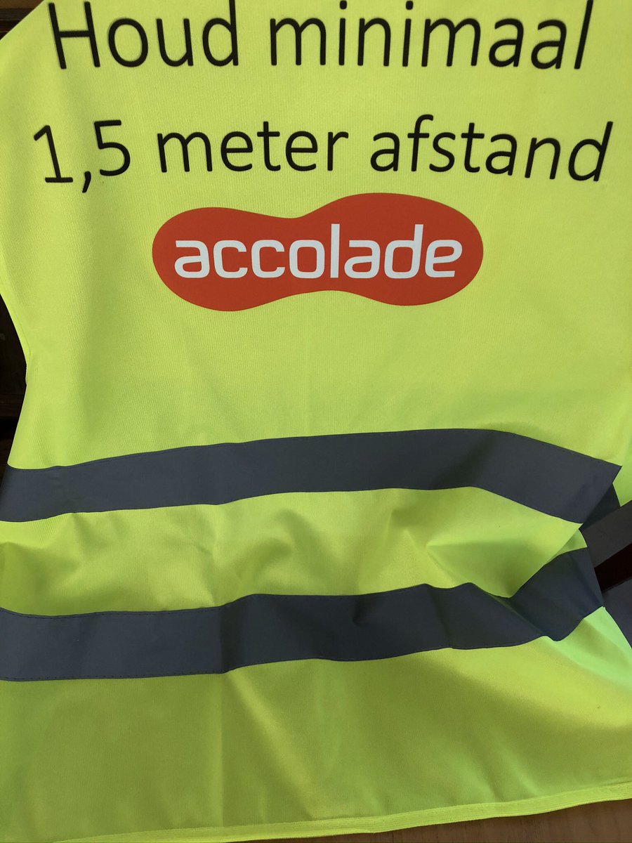 rein_swart's tweet photo. En dan zijn de kernwaarden van @Accolade ondernemend, duidelijk en dichtbij. En dan lopen we met deze hesjes rond. En weet je, bedoeld om toch dichtbij te zijn. https://t.co/6sxJuTA6W6